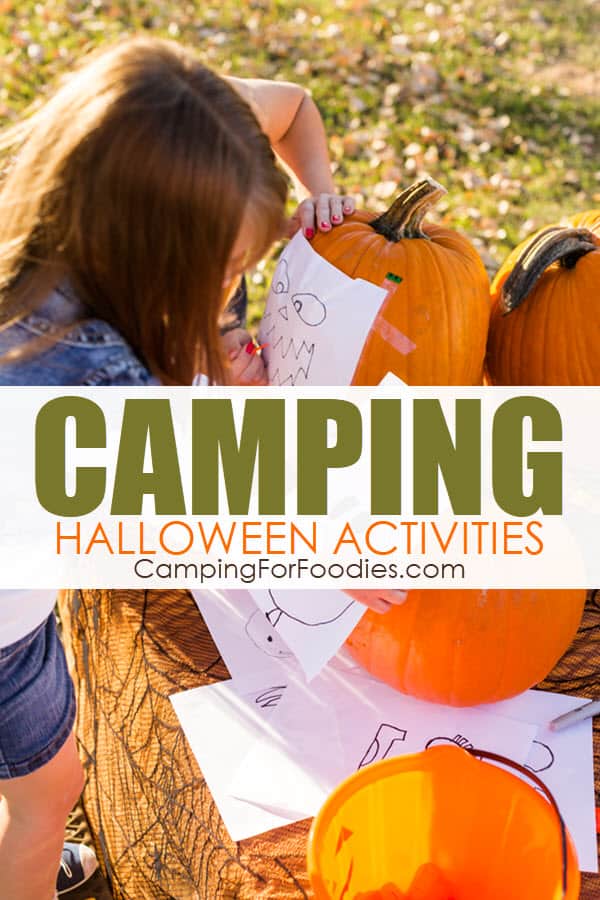 Camping Halloween Activities by CampingForFoodies prezintă dovleci pe o masă în fața unei fete tinere care se află afară într-o zi însorită de toamnă, fata se pregătește să deseneze o față pe un dovleac pentru a începe să îl sculpteze pentru a crea o decorațiune de Halloween cu un text deasupra imaginii pe care scrie camping Halloween activities.